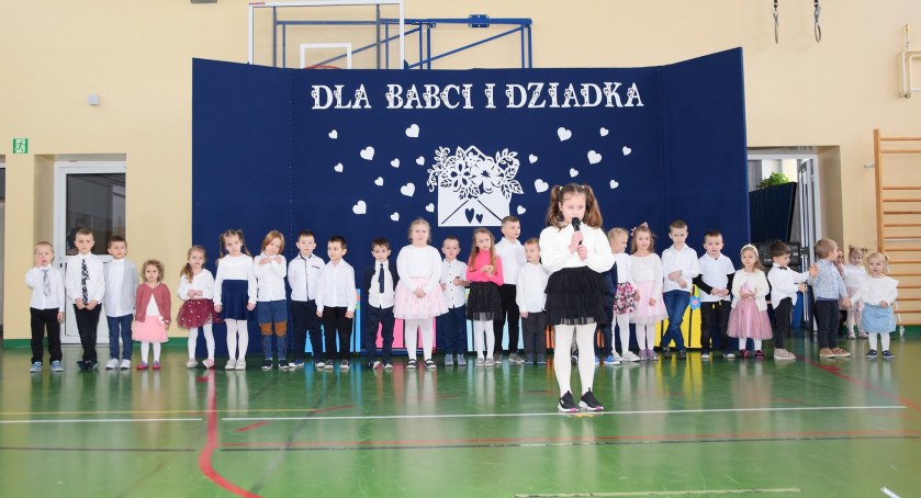 Zdjęcie przedszkolaków, które wystąpiły w akademii w SP w Miedzierzy