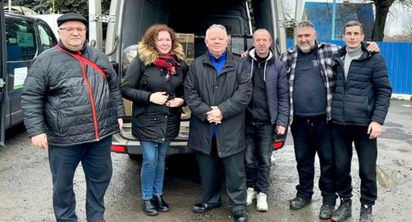 Zdjęcie osób biorących udział w przekazaniu darów