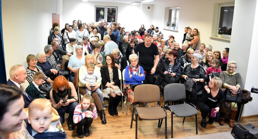 Zdjęcie wypełnionej po brzegi sali kameralnej CKiAL w Gowarczowie