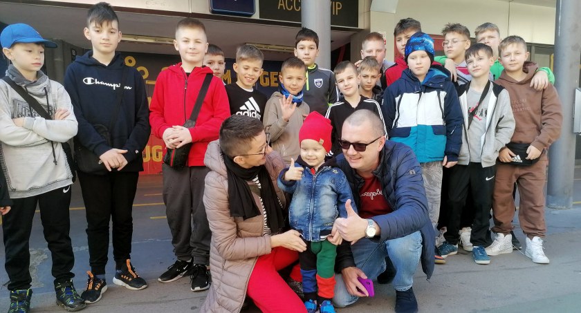 Zdjęcie młodych koneckich piłkarzy, którzy w Barcelonie odwiedzili Bruna i jego rodziców