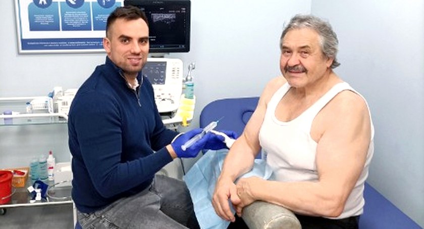 Zdjęcie Edwarda Rożnowskiego podczas zabiegu, który wykonuje dr Bartosz Wasilczyk