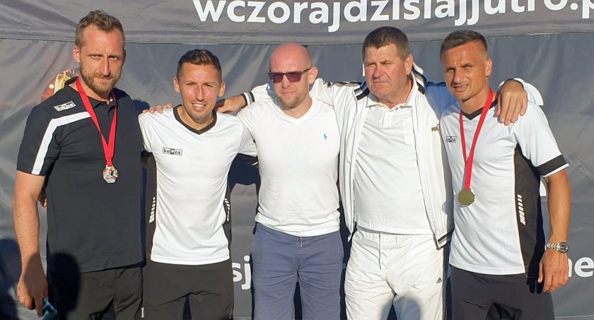 Zdjęcie Andrzeja Ślifierza (drugi od prawej) m.in. z byłymi reprezentantami Polski: Sławomirem Peszko i Radosławem Majewskim, którzy 7 sierpnia 2022 r. poprowadzili „Piłkarskie Warsztaty z Gwiazdami” dla najmłodszych piłkarzy w Końskich