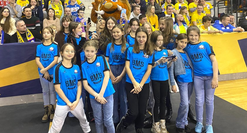 Zdjęcie zawodniczek Akademii Piłki Ręcznej Końskie Handball Kids w kieleckiej Hali Legionów