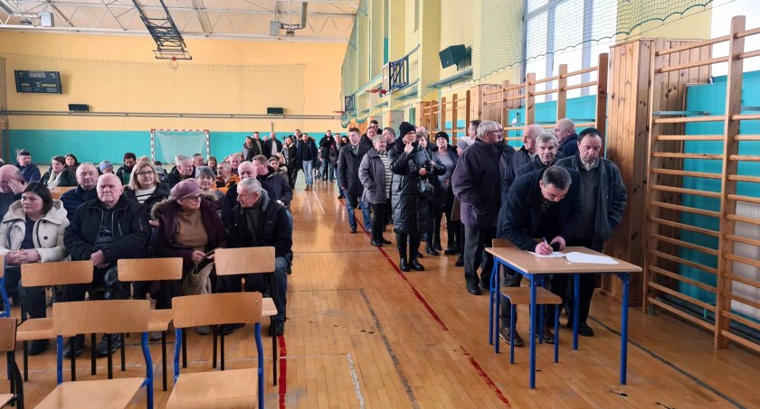 Zdjęcie z pierwszych konsultacji w sprawie przywrócenia praw miejskich dla Gowarczowa