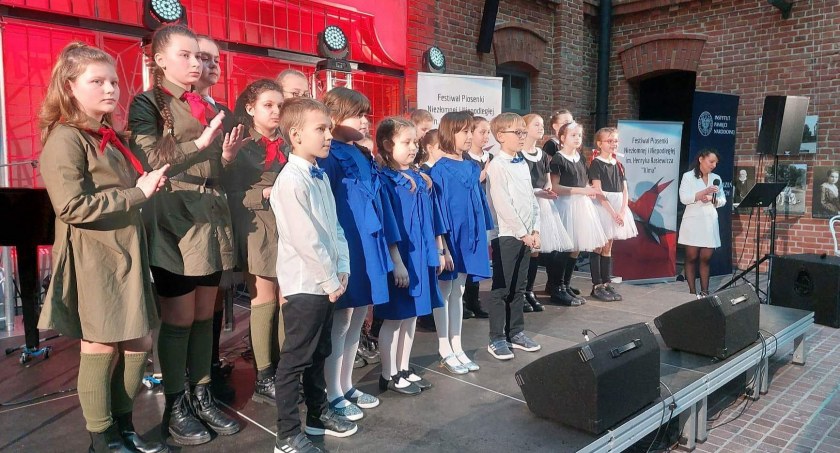 Zdjęcie zespołu „Szkolne Nutki” podczas finałowego występu w Krakowie
