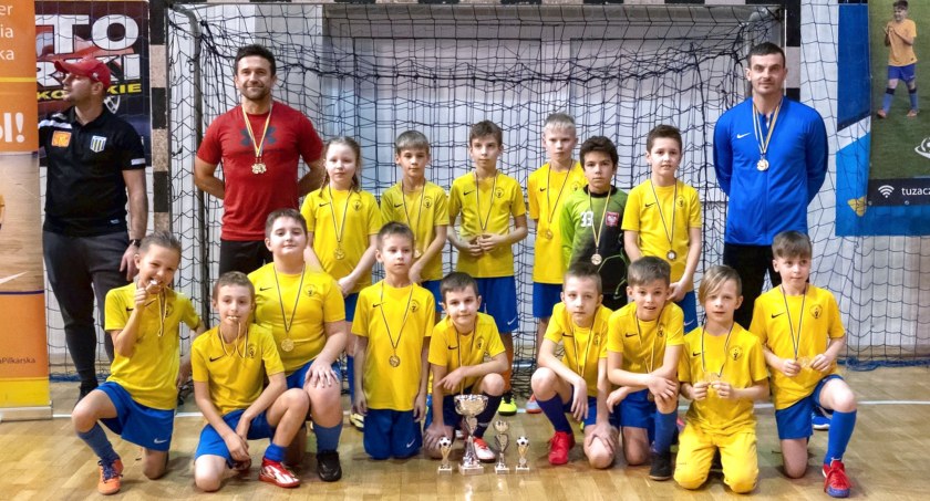 Zdjęcie drużyny AP Champions Końskie z trenerami (fot. Michaił Iwanow)