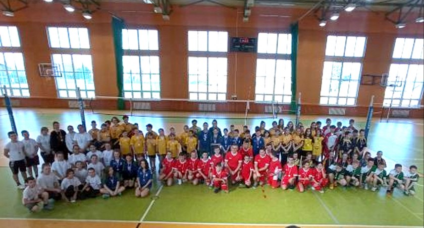 Pamiątkowe zdjęcie uczestników turnieju w Radoszycach