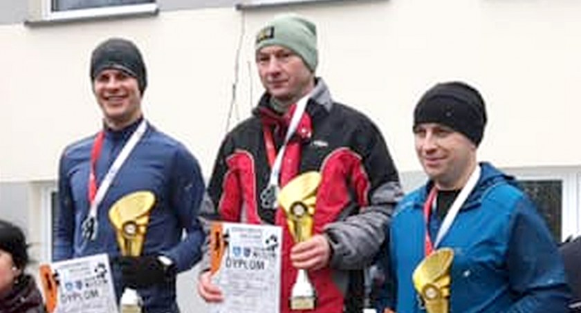 Zdjęcie Piotra Konia (w środku) na podium biegu w Dobromierzu