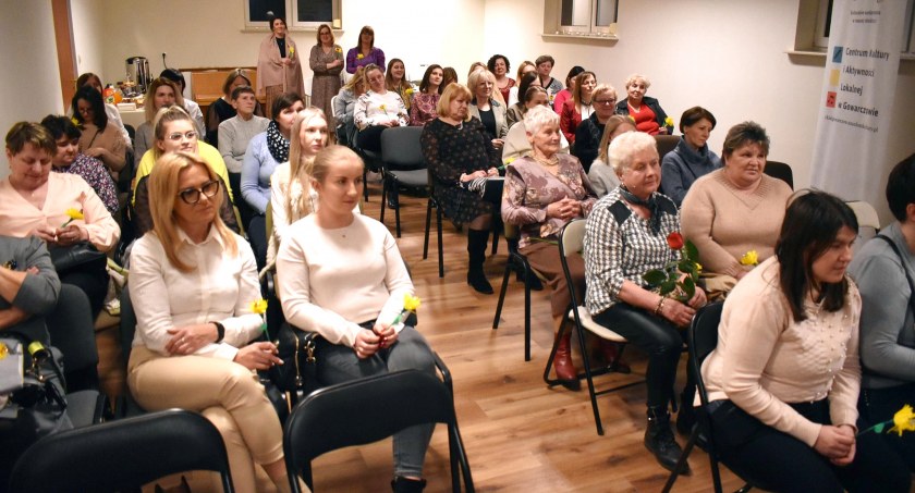 Zdjęcie pań obecnych na koncercie w Gowarczowie