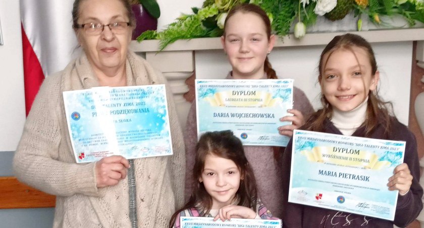 Zdjęcie laureatek konkursu z Katolickiej Szkoły Podstawowej w Odrowążu