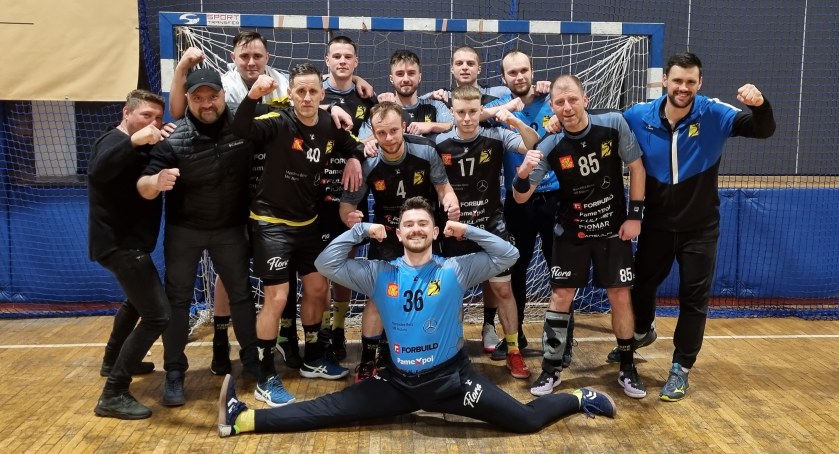 Zdjęcie szczypiornistów KSSPR Końskie po wygranym meczu w Zawadzkiem