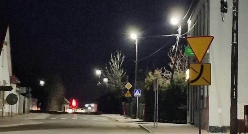 Zdjęcie lamp ulicznych w Gowarczowie z wymienionymi żarówkami na energooszczędne