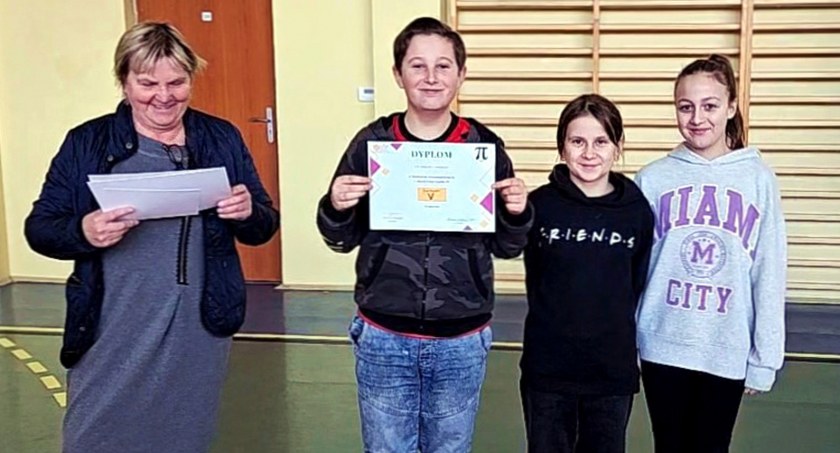 Zdjęcie laureatów pierwszego miejsca w konkursie matematycznym z dyrektor Anną Cholewińską