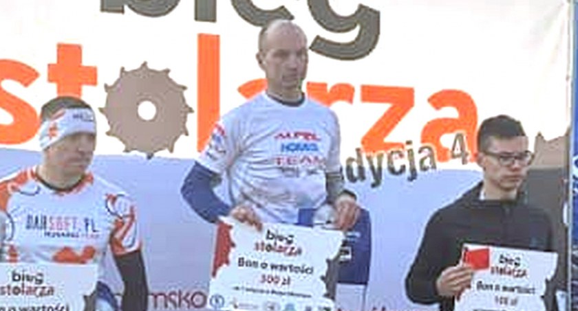 Zdjęcie Piotra Konia na najwyższym stopniu podium biegu w Radomsku