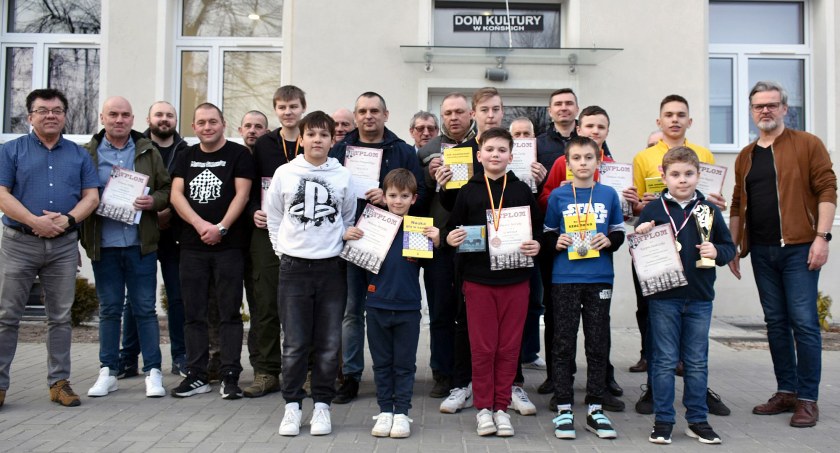 Wspólne zdjęcie laureatów turnieju szachowego w Końskich z organizatorami