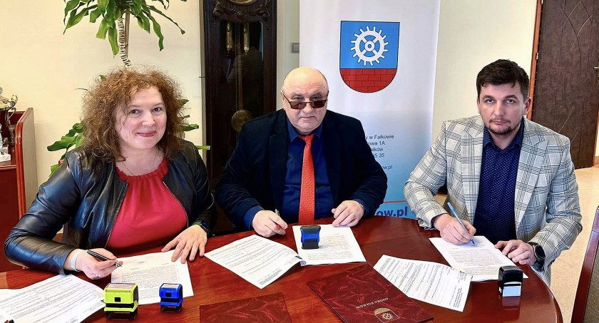 Zdjęcie z podpisania umowy na budowę przedszkola w Fałkowie