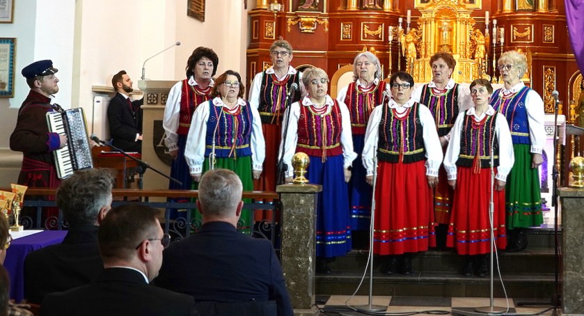 Zdjęcie zespołu Smarkowianki podczas koncertu finałowego