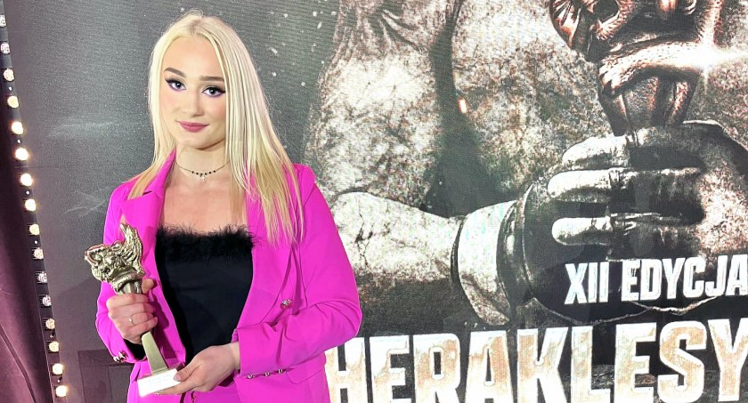 Zdjęcie Wiktorii Czyżewskiej ze statuetką za zwycięstwo w kat. „Odkrycie roku 2022”