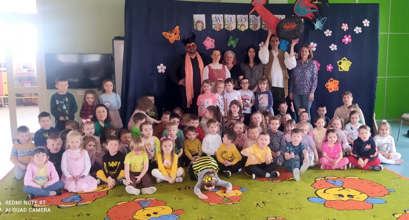 Pamiątkowe zdjęcie przedszkolaków ze Smykowa z filharmonikami warszawskimi