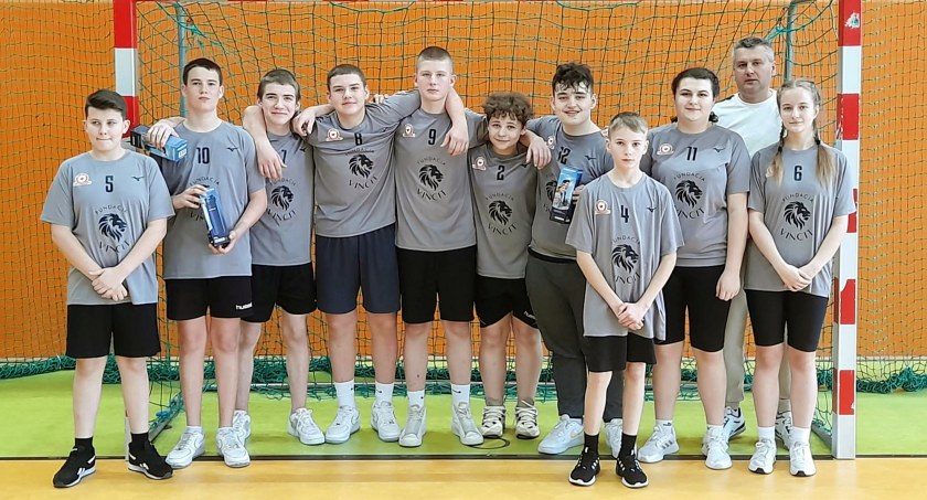 Zdjęcie zwycięskiej drużyny SP Królewiec z opiekunem Jackiem Kołodziejczykiem