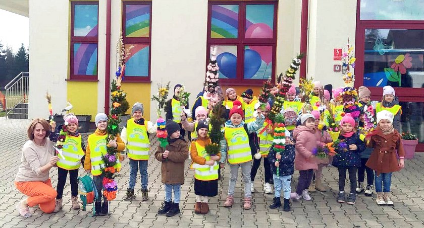 Zdjęcie dzieci z Przedszkola w Smykowie z pięknymi palmami wielkanocnymi