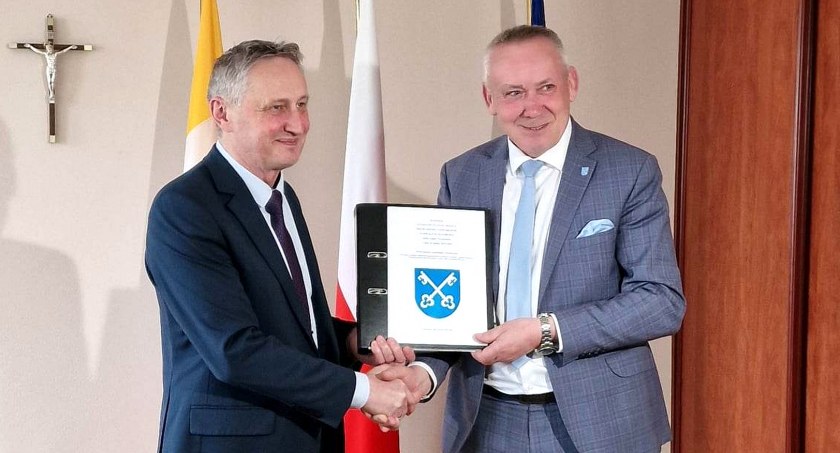 Zdjęcie wojewody Zbigniewa Koniusza i wójta Stanisława Pacochy
