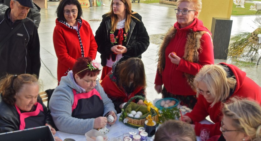 Zdjęcie: Malowanie, kraszenie jajek przez panie z KGW
