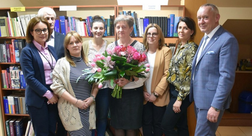 Pamiątkowe zdjęcie z pożegnania Małgorzaty Mastalerz (na zdjęciu z bukietem kwiatów)