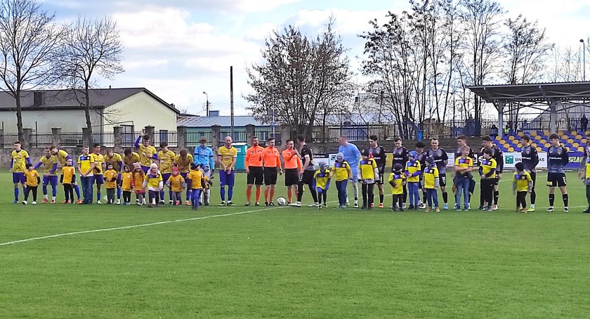 Zdjęcie zawodników przed meczem pucharowym Neptun Końskie - Korona II Kielce