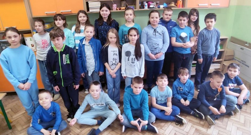 Zdjęcie uczniów SP w Radoszycach. Oni i cała szkolna społeczność ostatnio włączyła się do dwóch światowych akcji