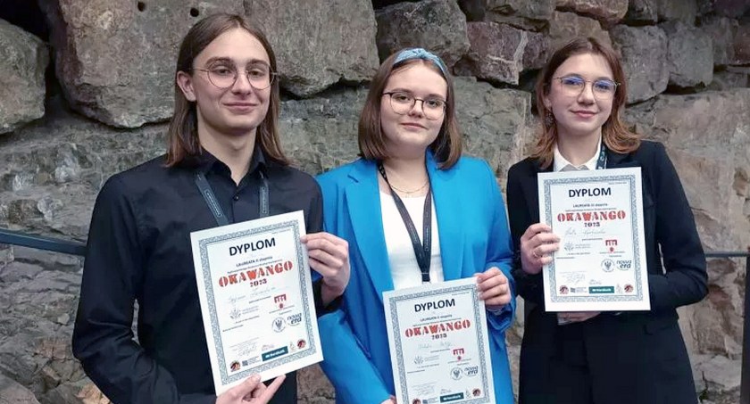 Zdjęcie laureatów olimpiady geologicznej - od lewej: Szymon Zawadzki, Natalia Batóg i Aneta Karbowska