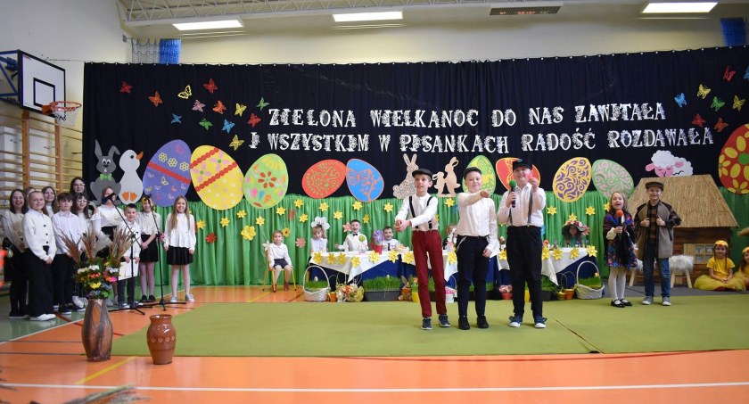 Zdjęcie uczestników przedstawienia wielkanocnego w SP w Gowarczowie