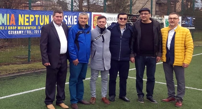 Zdjęcie przedstawicieli Uzbekistanu oraz Zarządu Neptuna Końskie