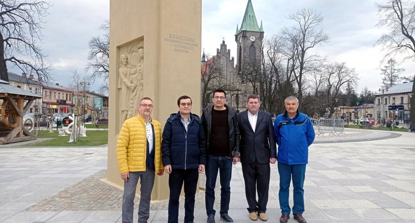 Zdjęcie gości z Uzbekistanu w centrum Końskich