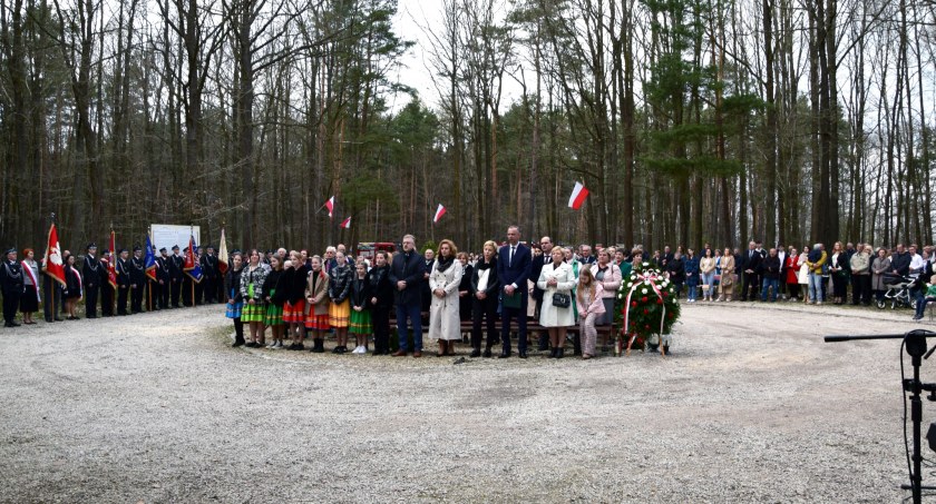 Zdjęcie z uroczystości w lesie smykowskim
