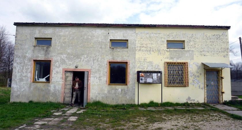 Zdjęcie świetlicy wiejskiej w Pakułach. Budynek zostanie przebudowany i odnowiony
