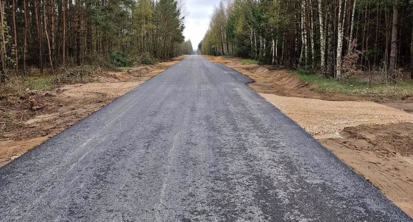 Zdjęcie fragmentu budowanej drogi powiatowej łączącej sołectwa Giełzów i Bernów