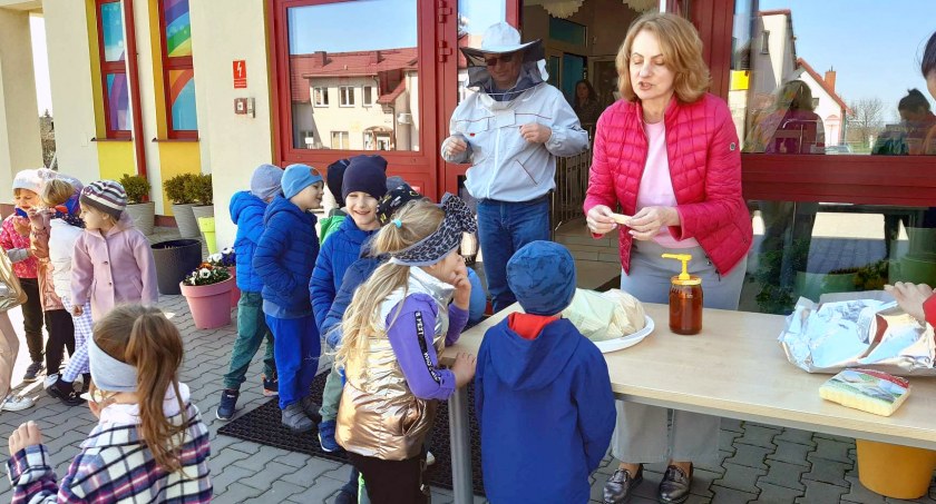 Zdjęcie dzieci z Przedszkola w Smykowie, które degustują miód z pasieki Krzysztofa Opary