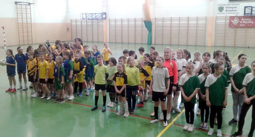 Zdjęcie młodych futbolistów uczestniczących w turnieju w Stadnickiej Woli