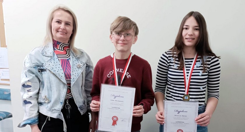 Zdjęcie dyrektor Katarzyny Spery z Adamem Młodawskim i Natalią Baran, laureatami wojewódzkich konkursów przedmiotowych