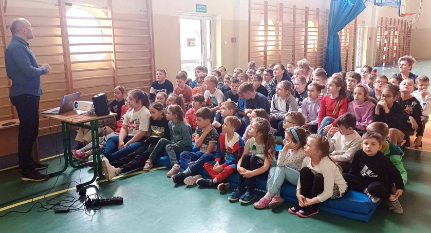 Zdjęcie ze spotkania w SP Królewiec z dziećmi z najmłodszych klas
