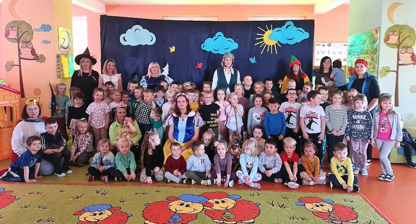 Pamiątkowe zdjęcie aktorów i dzieci z Przedszkola w Smykowie