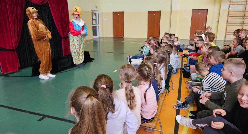 Zdjęcie ze spektaklu w SP Królewiec
