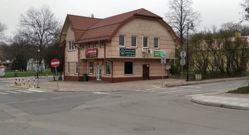 Na zdjęciu: Na nieformalnej wyspie stoją budynek biblioteki pedagogicznej i restauracji. Wokół ulice Mieszka, Ivo Odrowąża, Zamkowa i ks. Józefa Granata 
