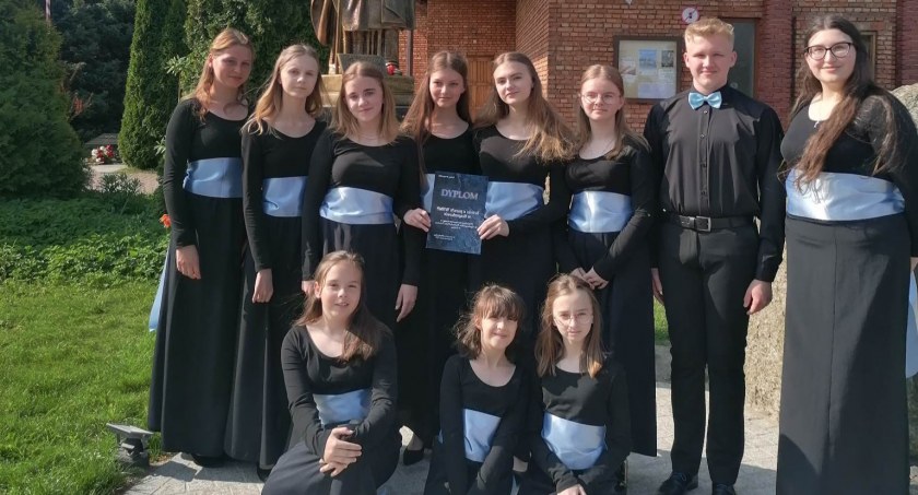 Zdjęcie Natalii Boruń (pierwsza z prawej) i Scholi Parafii Wniebowzięcia Najświętszej Maryi Panny w Stąporkowie