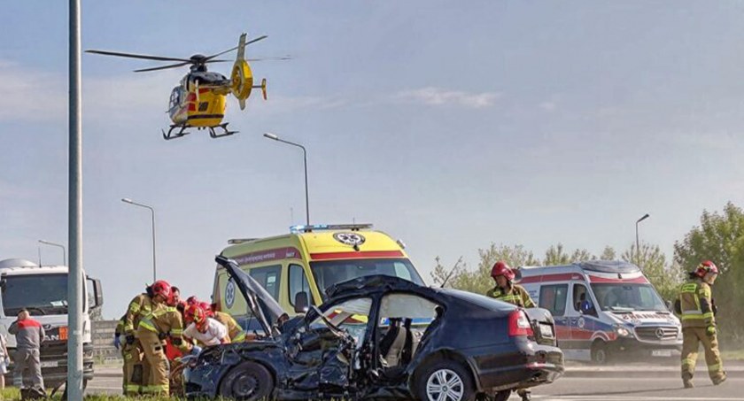 Zdjęcie z miejsca wypadku. Autobus z dziećmi zderzył się z autem osobowym. Osoby nieprzytomne trafiły do szpitala. Fot. PSP Końskie 