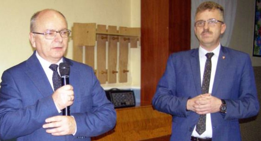 Na zdjęciu burmistrz Krzysztof Obratański i Grzegorz Piec. W krótkim czasie otrzymali gigantyczne podwyżki swoich pensji