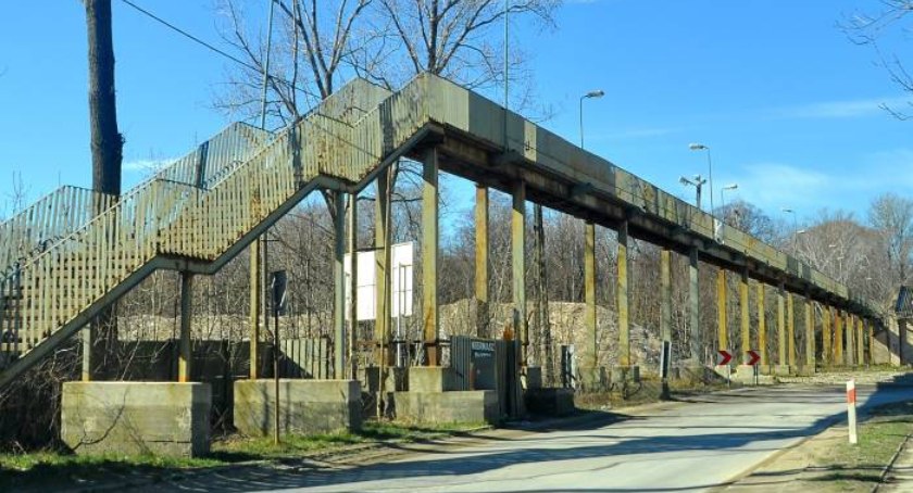 Na zdjęciu: kładka nad torami w Końskich zrobiona solidnie z elementów stalowych. Trochę połyskuje kolorem rdzy