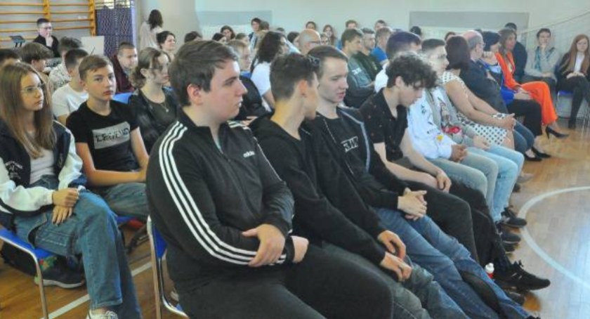 Na zdjęciu: uczniowie z II LO w Końskichi i uczestnicy Ligi fizycznej