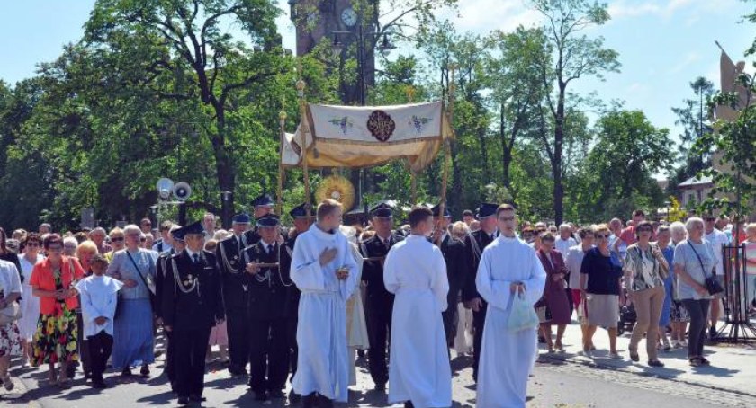 Na zdjęciu: wierni w koneckiej procesji Bożego Ciała szli nie tylko ulicą Piłsudskiego ale też Placem Kościuszki 